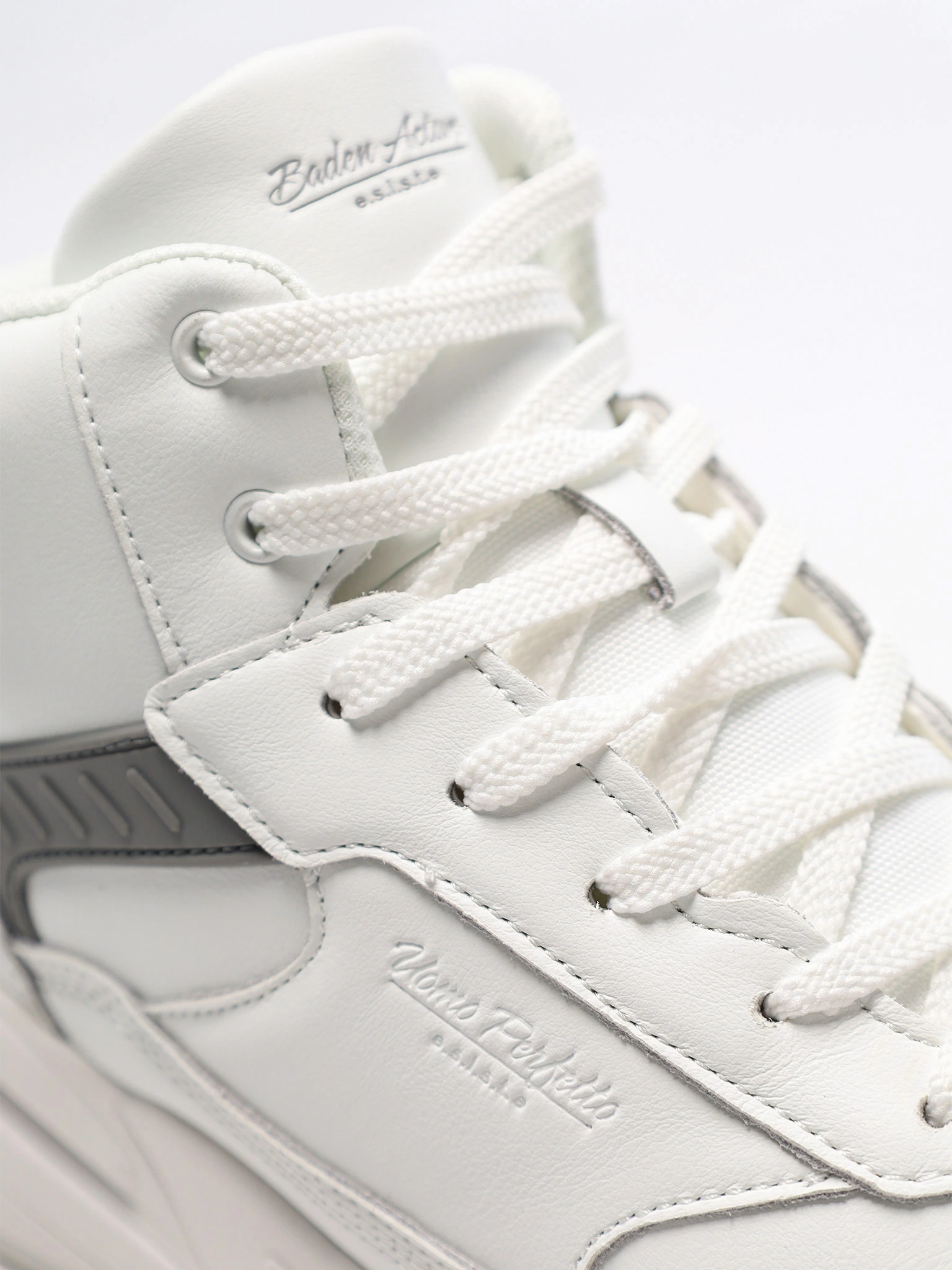 Кроссовки белого цвета на средней объемной подошве